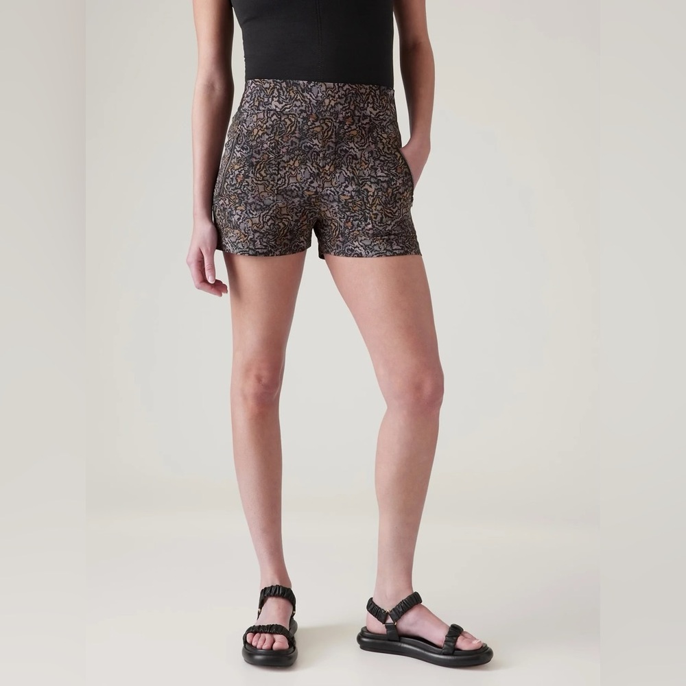 Athleta Plus Shorts 🖤 - Picture 5 of 11